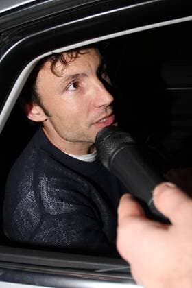 Mark van Bommel (Neuzugang AC Mailand) kommt am Flughafen von Mailand an.  o0 Interview Mikrofon