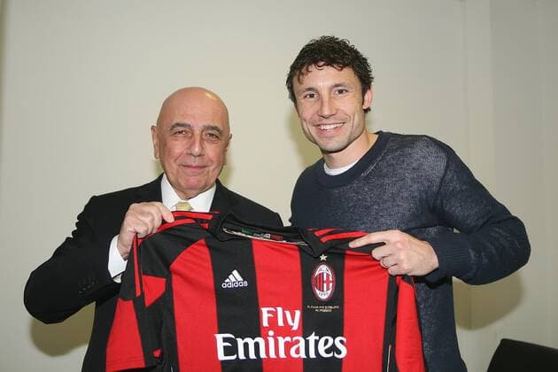 Vizepräsident ADRIANO GALLIANI (li.) übergibt Neuzugang MARK VAN BOMMEL (beide AC Mailand sein neues Trikot o0 Funktionär Freude