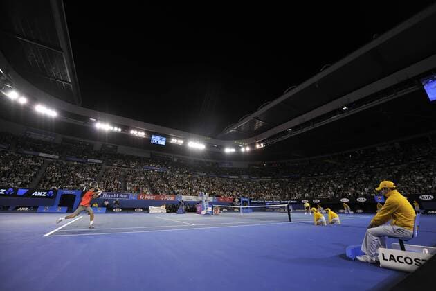 Rafael Nadal (Spanien, li.) in der Rod Laver Arena während der Australian Open 2011  o0 Aktion Aufmacher Abend Nacht Abendspiel Flutlichtspiel Flutlicht