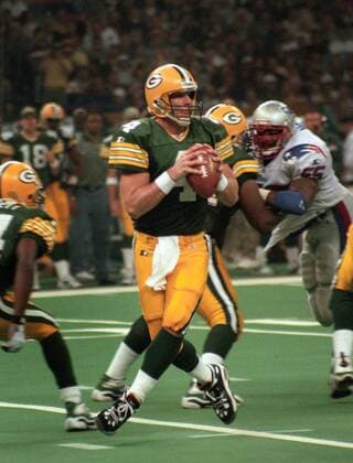 26 JAN 1997: Brett Favre of the Green Bay Packers drops back to pass during Super Bowl XXXI as the Green Bay Packers face the New England Patriots at the Louisiana Superdome in New Orleans, Louisiana. Icon35712511411347 o0 SuperBowl EDITORIAL USE ONLY