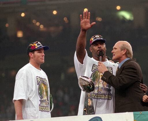 NFL FILE: Brett Favre l. and Reggie White c. of the Super Bowl XXXI Champion Green Bay Packers and Pro Football Hall of Famer Terry Bradshaw at the Superdome in New Orleans, LA. Icon35763248 o0 SuperBowl Sieg Champions Jubel Freude Siegerehrung Pokal Trophäe Objekt EDITORIAL USE ONLY