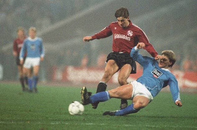 Siegfried Reich (Hannover, li.) gegen Michael Klinkert (Schalke). 1. BL Saison 1987 1988 Hannover 96 gegen FC Schalke 04 3:1 am 04.12.1987. o0 Siggi
