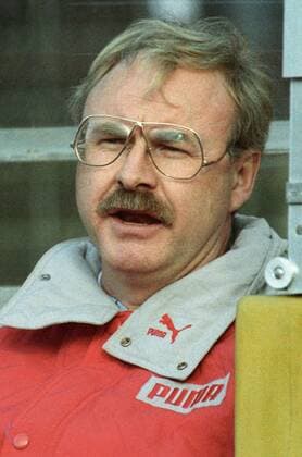 Trainer Wolf Werner (Gladbach). 1. BL Saison 1988 1989 Hannover 96 gegen Borussia Mönchengladbach 0:1 am 25.03.1989 im Niedersachsenstadion. o0 Brille, Zeitgeist, 80er, 80 er