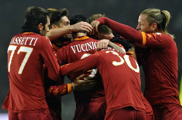 Jubel Roma mit Marco Cassetti (li.), Mirko Vucinic (Mitte) und Philippe Mexes (re.) --- Coppa Italia 2010 2011 - Juventus Turin (weiß) vs AS Roma (rot) 0:2 --- giorgioxperottino o0 Jubel Freude