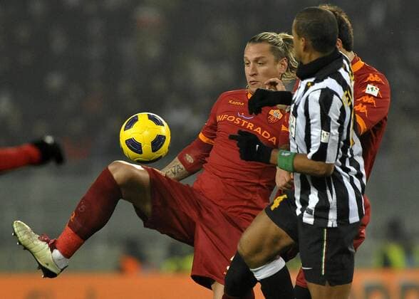 Philippe Mexes (Roma) und Felipe Melo (Juventus) --- Coppa Italia 2010 2011 - Juventus Turin (weiß) vs AS Roma (rot) 0:2 --- giorgioxperottino