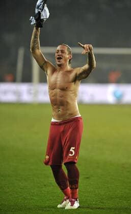 Philippe Mexes (Roma) --- Coppa Italia 2010 2011 - Juventus Turin (weiß) vs AS Roma (rot) 0:2 --- giorgioxperottino o0 Jubel Freude nackt