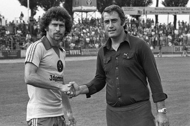 1. BL Saison 1977 1978 Eintracht Braunschweig gegen SV Werder Bremen 2:0 am 03.09.1977. Paul Breitner (Braunschweig, li.) und Trainer Hans Tilkowski (Bremen) o0 Aufmacher, shake hands, shakehands,