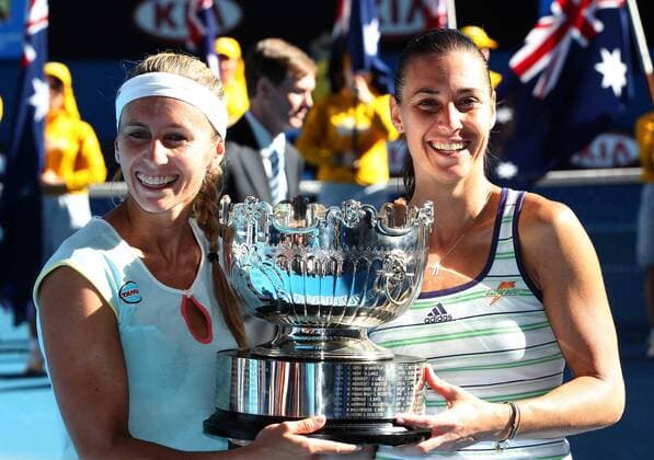Melbourne - winners Gisela Dulko (L) of Argentina and Flavia Pennetta of Italy pose during the awarding ceremony for the women s doubles final at the 2011 Australian Open tennis tournament in Melbourne,  o0 Sieger Objekte Pokal Trophäe Freude