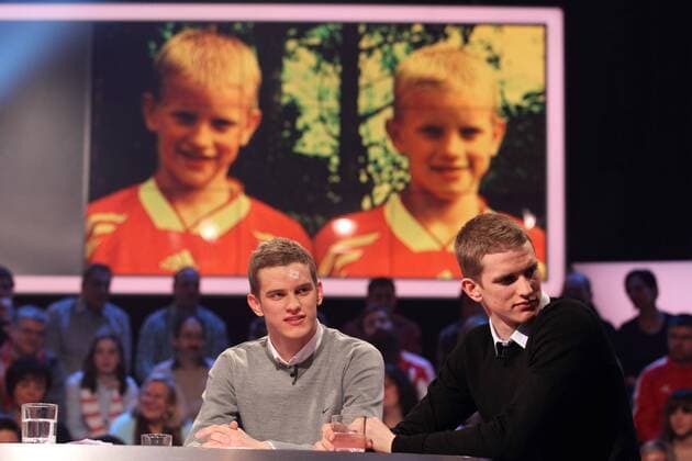 SVEN BENDER (Borussia Dortmund GER, li.) und Zwillingsbruder LARS BENDER (Bayer 04 Leverkusen GER) im aktuellen Sportstudio o0 Bruder, Brüder, Geschwister, Familie, Bruderpaar, Gebrüder Zwillinge Abbild Konterfei Leinwand