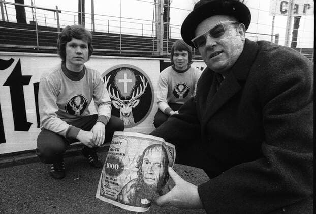 Jägermeister Chef Günter Mast (BR Deutschland) läßt Geld springen und stellt mit Hans Jürgen Hellfritz (li.) und Eberhard Haun 1973 seine Jägermeister Trikotreklame von Eintracht Braunschweig vor. o0 1. BL, Saison 1972 1973, Sponsor, Werbepartner, Werbung, Wirtschaft, Trikotwerbung, Trikotsponsor