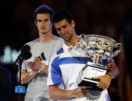 Australian Open 2011, Melbourne Park, ITF Grand Slam Tennis Tournament . Herren Finale, Sieger Novak Djokovic (SRB) mit Pokal, dahinter ein trauriger Andy Murray (GBR) - PUBLICATIONxONLYxINxGER