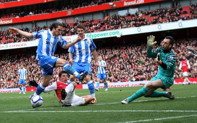 Arsenals Andrei Arshavin (2L) tussles with Huddersfields Joey Gudjonsson (L) - FA Cup - Arsenal FC London - Huddersfield Town - EDITORIAL USE ONLY. No use with unauthorised audio, video, data, fixture lists, club league logos or live services. Online in-match use limited to 120 images, no video emulation. No use in betting, games or single club league player publications.
