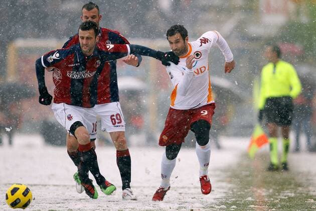 Bologna 30 01 2011 - Serie A FC Bologna - AS Rom --- Andrea Esposito (L, Bologna)-Mirko Vucinic  o0 kurios