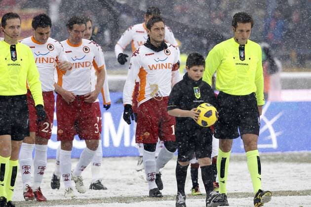 Bologna 30 01 2011 - Serie A FC Bologna - AS Rom --- Referee Luca Banti (R) - Francesco Totti (Rom, 3R) - Spielabbruch  o0 kurios