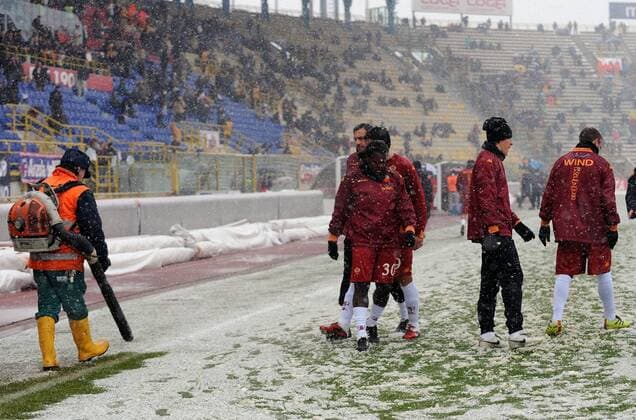 Helfer versucht sich mit einem Luftgebläse gegen den Schnee --- FC Bologna (blau) vs AS Rom (weiß) --- NicoloXZangirolami o0 Platzverhältnisse Witterung