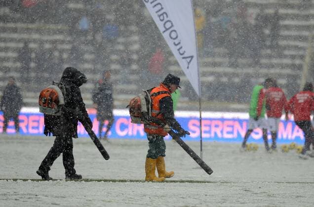 Helfer versuchen sich mit einem Luftgebläse gegen den Schnee --- FC Bologna (blau) vs AS Rom (weiß) --- NicoloXZangirolami o0 Platzverhältnisse Witterung