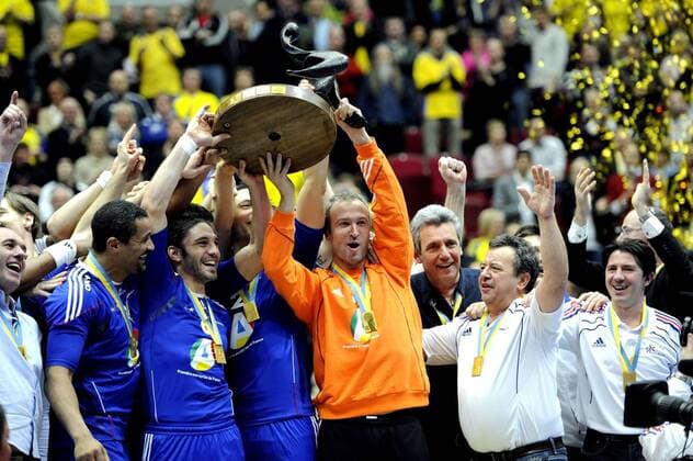 Malmö, WM FINALE --- Frankreich, Weltmeister 2011, Thierry Omeyer (R) und Bertrand Gille (L) mit Pokal --- KP0300003  o0 Jubel Freude Trophäe Pokal Objekte Totale