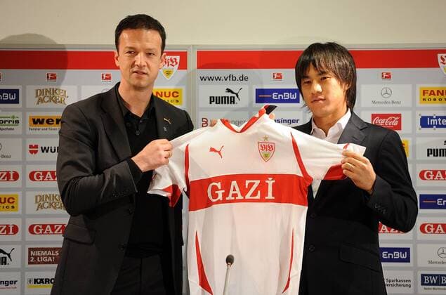 Fussball 1. Bundesliga, Saison 2010 2011, VfB Stuttgart: Neuzugang Shinji Okazaki wird von Sportdirektor Fredi Bobic (beide VfB Stuttgart) vorgestellt  o0 PK, Pressetermin Funktionär