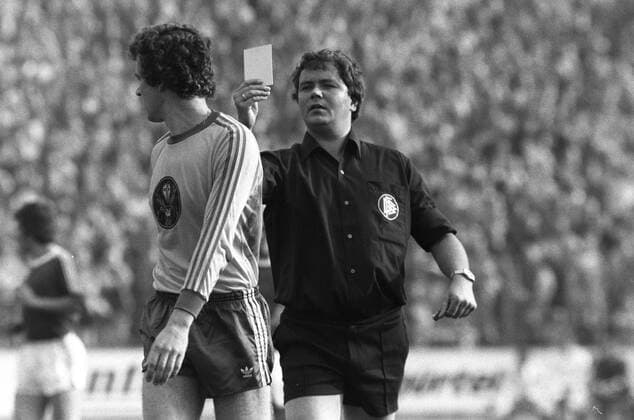 1. BL Saison 1975 1976 Eintracht Braunschweig gegen Kickers Offenbach 5:1 am 27.09.1975. Schiedsrichter Wolf Dieter Ahlenfelder zeigt Friedhelm Haebermann (Braunschweig) die Gelbe Karte o0 Aufmacher, OFC