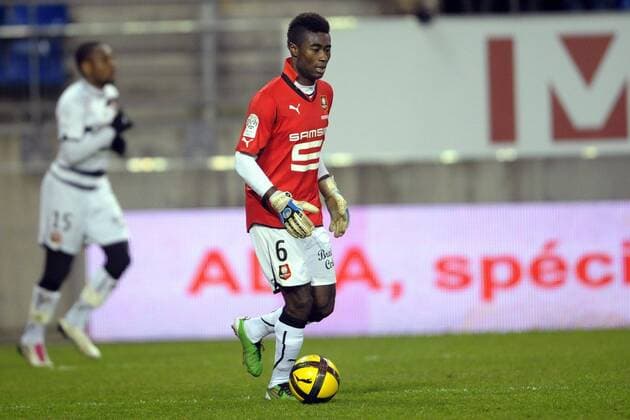 FC Sochaux (gelb) vs Stade Rennes (weiß) - Ligue 1 - 29.01.2011 - Alexandre Tettey (Rennes) muss aufgrund des Platzverweises gegen den Stammtorhüter und einem bereits ausgeschöpften Wechselkontingent als Torwart aushelfen - JBAutissier - 
