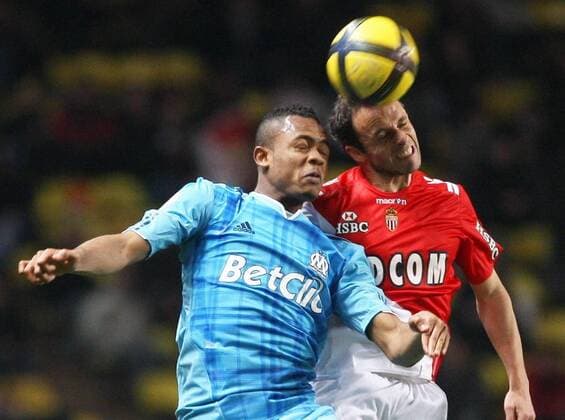 AS Monaco (rot) vs Olympique Marseille (blau)- Ligue 1 - 30.01.2011 - Jordan Ayew (Marseille) gegen Laurent Bonnart (Monaco) - XHenemX - 