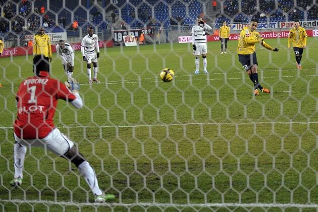 FC Sochaux (gelb) vs Stade Rennes (weiß) - Ligue 1 - 29.01.2011 - Ryad Boudebouz (Sochaux) trifft per Elfmeter gegen Alexandre Tettey (Rennes) - Tettey muss aufgrund des Platzverweises gegen den Stammtorhüter und einem bereits ausgeschöpften Wechselkontingent als Torwart aushelfen - JBAutissier - 
