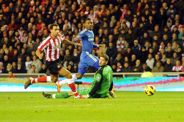 Football - Premier League - AFC Sunderland vs. Chelsea FC: Salomon Kalou (Chelsea FC) beats keeper Craig Gordon at the Stadium of Light. 