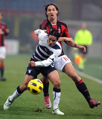 Alvaro GONZALES (Lazio, vorn) gegen Zlatan IBRAHIMOVIC (AC Mailand) - AC Mailand vs. Lazio Rom - NicoloXZangirolami