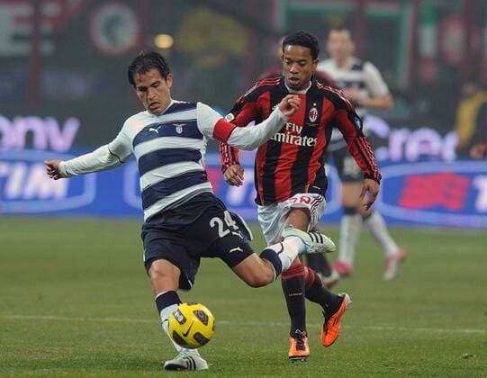 Cristian LEDESMA (Lazio, li.) gegen Urby EMANUELSON (AC Mailand) - AC Mailand vs. Lazio Rom - NicoloXZangirolami