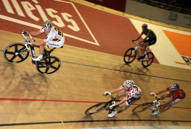Alex Rasmussen (Dänemark, u.li.) und Roger Kluge (Deutschland, u.2.v.li.) stellen den Ausreisser Cameron Meyer (Australien), dahinter Franco Marvulli (Schweiz). 100. Berliner Sechstagerennen, Nacht 6, Finale, Velodrom.