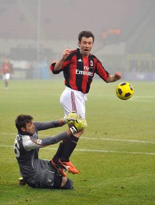 Torwart FERNANDO MUSLERA (Lazio) gegen ANTONIO CASSANO - AC Mailand (rot) vs. Lazio Rom (weiß) -