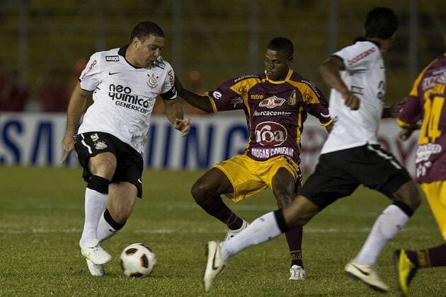 Ronaldo und Arrechea --- Deportes Tolima Ibague vs. Corinthians Sao Paulo x(7x)xDanielxAugustoxJr.x 