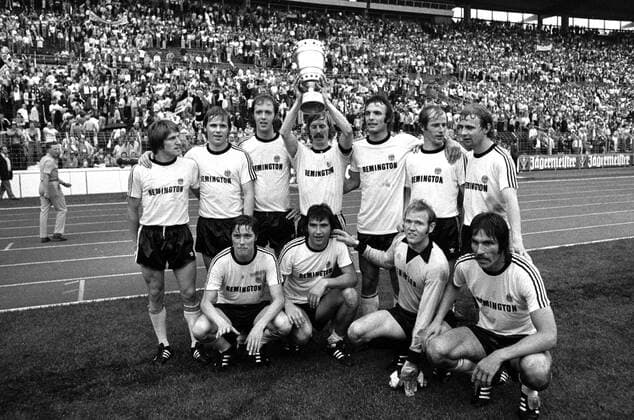 Eintracht Frankfurt ist DFB Pokalsieger 1974 1975, hi.v.li.: Bernd Nickel, Peter Reichel, Gert Trinklein, Jürgen Grabowski, Karl Heinz Körbel, Willi Neuberger, Bernd Hölzenbein; vorn: Roland Weidle, Klaus Beverungen, Torwart Günter Wienhold und Bernd Lorenz. DFB Pokal Endspiel Saison 1974 1975 Eintracht Frankfurt am 21.06.1975 im Niedersachsenstadion in Hannover. o0 Pokalspiel, Pokalfinale, Pokalsieger, Siegerehrung, Pokal, Trophäe, Objekte, Jubel, Freude