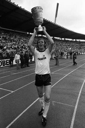 Gert Trinklein mit der Trophäe - Eintracht Frankfurt ist DFB Pokalsieger 1974 1975. DFB Pokal Endspiel Saison 1974 1975 Eintracht Frankfurt gegen MSV Duisburg 1:0 am 21.06.1975 im Niedersachsenstadion in Hannover. o0 Pokalspiel, Pokalfinale, Pokalsieger, Feier, Pokal, Trophäe, Objekte, Jubel, Freude