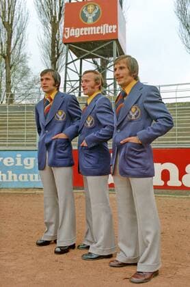 Präsentation der Vereinsanzüge von Eintracht Braunschweig mit dem neuen Logo des Hauptsponsors Jägermeister, v.re.: Klaus Gerwien, Wolfgang Grzyb und Rainer Slodczyk o0 Präsentation, Pressetermin, 1. BL, Saison 1972 1973, Fotoshooting, Outfit, Anzug, Vereinsanzug