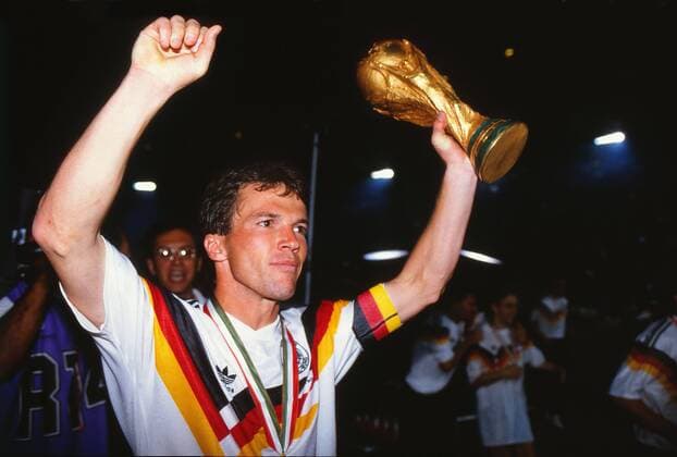 Weltmeister Lothar Matthäus (BR Deutschland) mit der Trophäe  o0 Jubel Freude Weltpokal Pokal Objekte BRD
