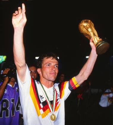 Weltmeister Lothar Matthäus (BR Deutschland) mit der Trophäe  o0 Jubel Freude Weltpokal Pokal Objekte BRD