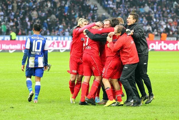 Fussball, 2.Bundesliga, Saison 2010 2011: Hertha BSC Berlin vs. 1.FC Union Berlin: Schlussjubel Union Berlin, Raffael (Hertha BSC Berlin, li.) ist enttäuscht o0 Jubel, Freude Freud und Leid