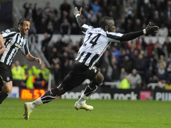 Newcastle s Cheik Tiote (R) scores his side s fourth goal --- Newcastle United vs. Arsenal FC EDITORIAL USE ONLY. No use with unauthorised audio, video, data, fixture lists, club league logos or live services. Online in-match use limited to 120 images, no video emulation. No use in betting, games or single club league player publications. o0 Jubel Freude Ismail