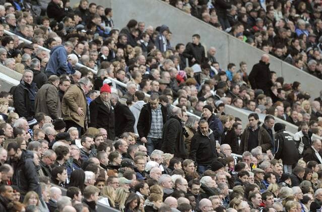Newcastle United fans leave in droves after there side concede a fourth goal in the first half --- EDITORIAL USE ONLY. No use with unauthorised audio, video, data, fixture lists, club league logos or live services. Online in-match use limited to 120 images, no video emulation. No use in betting, games or single club league player publications. o0 Totale Zuschauer Enttäuschung Abgang neutral neutrale