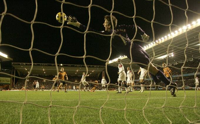 Manchester United goalkeeper Edwin van de Saar fails to reach the goal for Wolves --- Wolverhampton Wanderers vs. Manchester United EDITORIAL USE ONLY. No use with unauthorised audio, video, data, fixture lists, club league logos or live services. Online in-match use limited to 120 images, no video emulation. No use in betting, games or single club league player publications. o0 Hintertor, Hintertorkamera, Hintertorperspektive Tor Gegentor