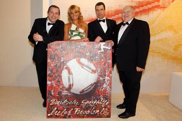 Wiesbaden, 41. Ball des Sports, Stiftung Deutsche Sporthilfe, v.li.: Tom Bender ( DFL - Geschaeftsfuehrer und Vorstandsvors. Bundesliga-Stiftung ), Franziska van Almsick ( Deutsche Sporthilfe ), Michael Ilgner ( Vorstandsvorsitzender Deutsche Sporthilfe ), Kurt Gaugler ( Geschaeftsfuehrendes Vorstandsmitglied Bundesliga-Stiftung ) xHochxZweix o0 Funktionär Fußball Schwimmen