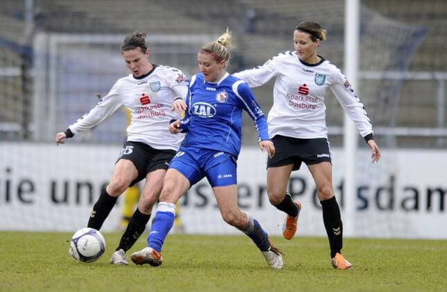 v.l.: Femke Maes (FCR), Anja Mittag (Potsdam) und Sonja Fuss (FCR) - 1.FFC Turbine Potsdam vs. FCR 2001 Duisburg