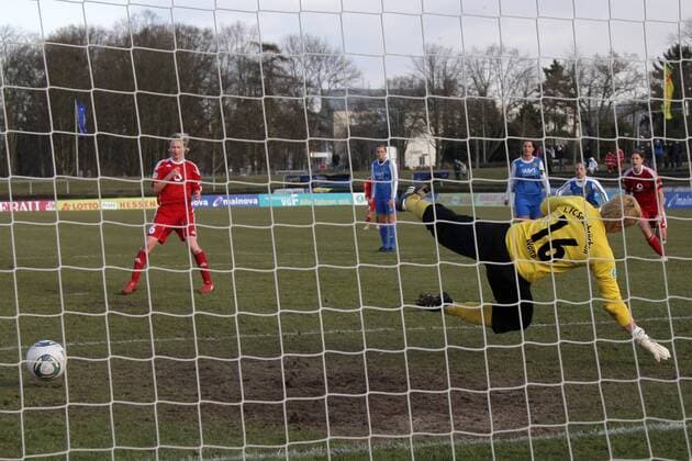 06.02.2011 - 1. FFC Frankfurt vs. 1. FC Saarbrücken 9:0 - Conny Pohlers (1. FFC Frankfurt, L) verwandelt Elfmeter zum 2:0. Torfrau Romina Holz (1. FC Saarbrücken).