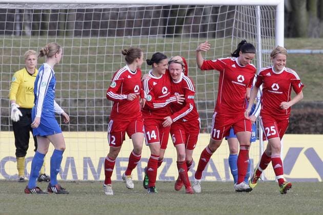 06.02.2011 - 1. FFC Frankfurt vs. 1. FC Saarbrücken 9:0 - Jubel nach 6:0 durch Conny Pohlers (Mitte) mit v.li.: Gina Lewandowski, Alexandra Krieger und Jessica Landström, Saskia Bartusiak (1. FFC Frankfurt) Ali