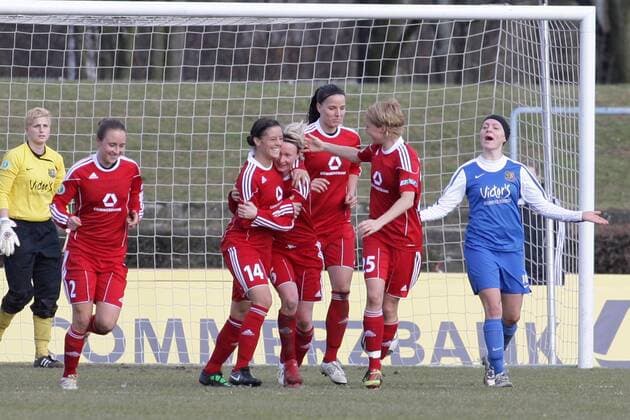 06.02.2011 - 1. FFC Frankfurt vs. 1. FC Saarbrücken 9:0 - Jubel nach 6:0 durch Conny Pohlers (Mitte) mit v.li.: Gina Lewandowski, Alexandra Krieger und Jessica Landström, Saskia Bartusiak (1. FFC Frankfurt), Sif Atladottir (Saarbrücken, R) enttäuscht Ali