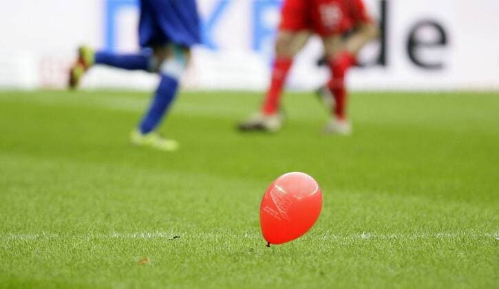 Ein Luftballon über dem Spielfeld hatte auch noch die richtige Siegerfarbe: rot (Union) --- Hertha BSC Berlin - 1. FC Union Berlin 2. BL 2010 11 1:2 Berlin, 5.2.2011 Olympiastadion o0 kurios Komik Objekte Einzelbild Ballon Vereinsfarbe