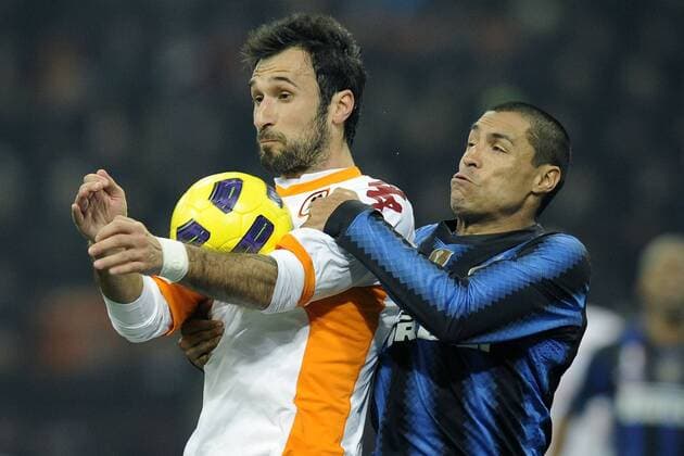 Serie A - Inter Mailand (blau) vs. AS Roma (weiß) - Mirko Vucinic (L), Ivan Cordoba 