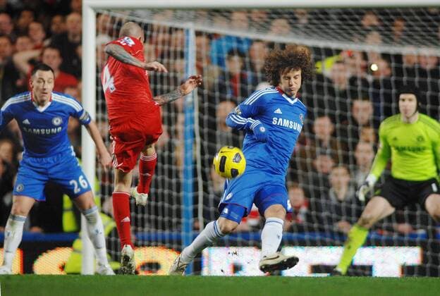 Football - Premier League - Chelsea FC London vs. Liverpool FC 06 02 2011 New boy David Luiz (Chelsea FC London, R) blocks a shot from Martin Skretel (Liv) -