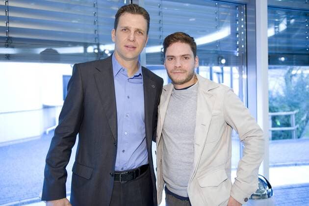 Teammanager Oliver BIERHOFF (li., GER) und Schauspieler Daniel BRUEHL (GER), Pressekonferenz in der Sportschule Kaiserau am 07.02.2011. o0 people Funktionär